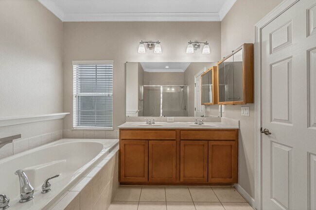 Building Photo - Around the Corner to Avalon Park Towncente...