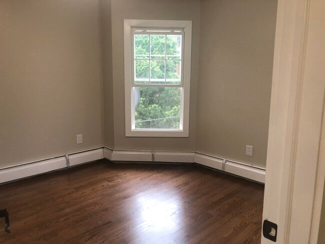 Building Photo - 18 Britton St