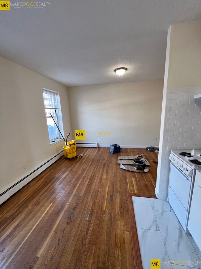 Building Photo - 176 North Beacon St