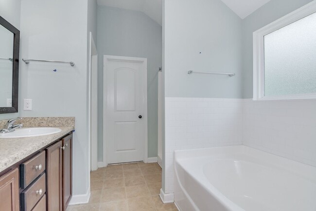Building Photo - Beautiful 4 Bedroom in Great Neighborhood!
