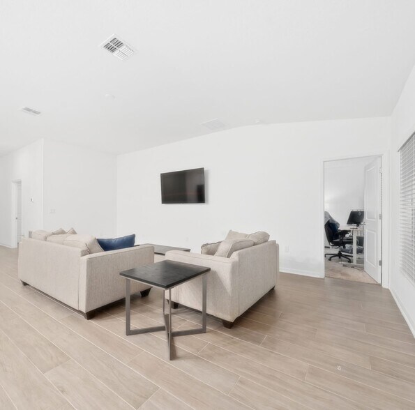 Building Photo - 3977 Willowbrook Dr