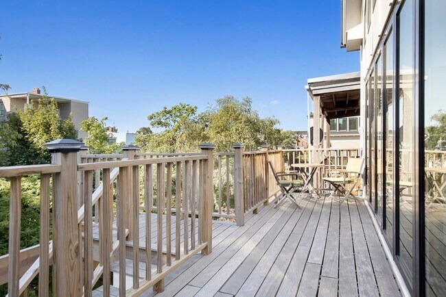 Building Photo - 719 E 2nd St