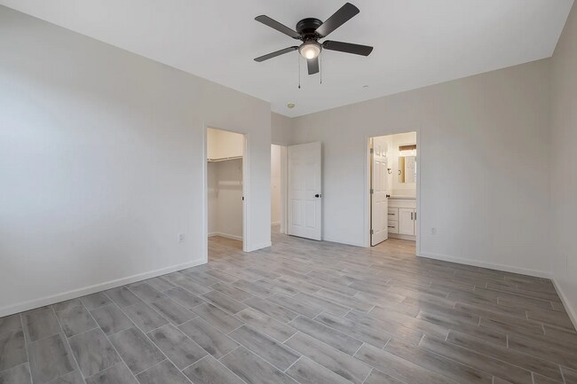 Building Photo - 601 E 10th St