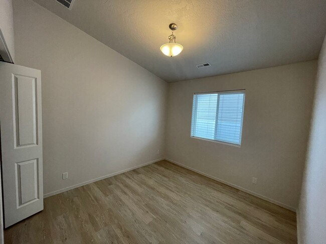 Building Photo - Hayden Rancher