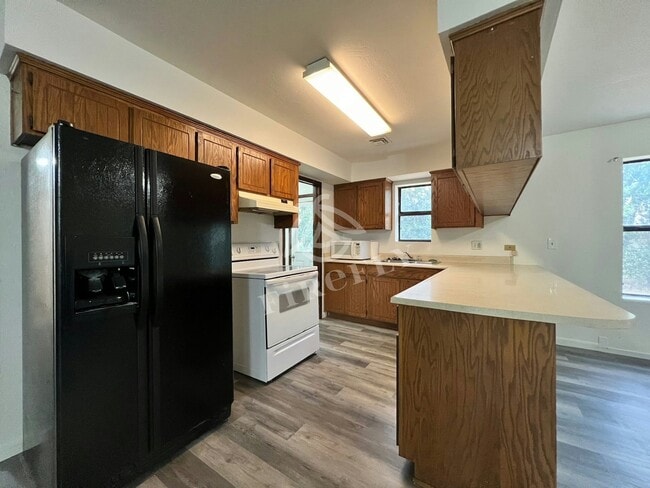 Building Photo - 410 S El Cajon Cir