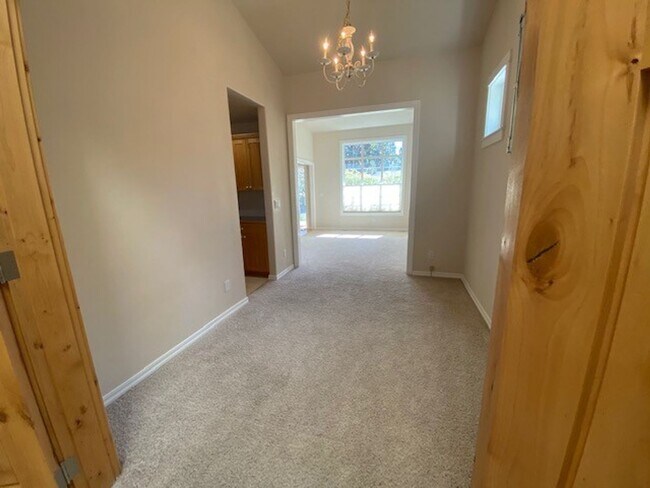 Building Photo - MOVE IN SPECIAL $500 OFF FIRST MONTHS RENT IF MOVED IN BY January 2026/ Location Location