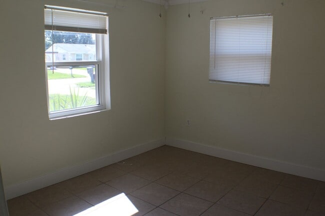 Building Photo - 2 Bed Home in Quiet Neighborhood