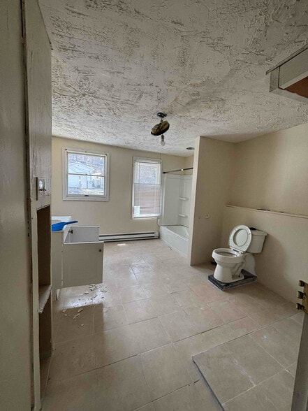 Building Photo - 30 1/2 E Abbott St