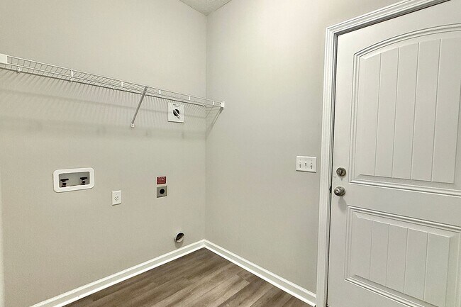 Building Photo - AVAILABLE NOW! (Pet Friendly)