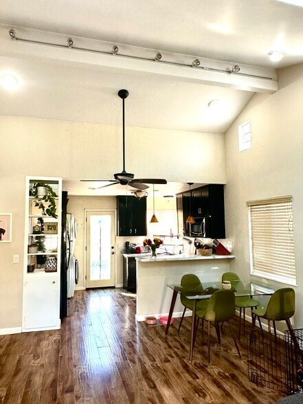 Building Photo - 2101 Sunset Ave