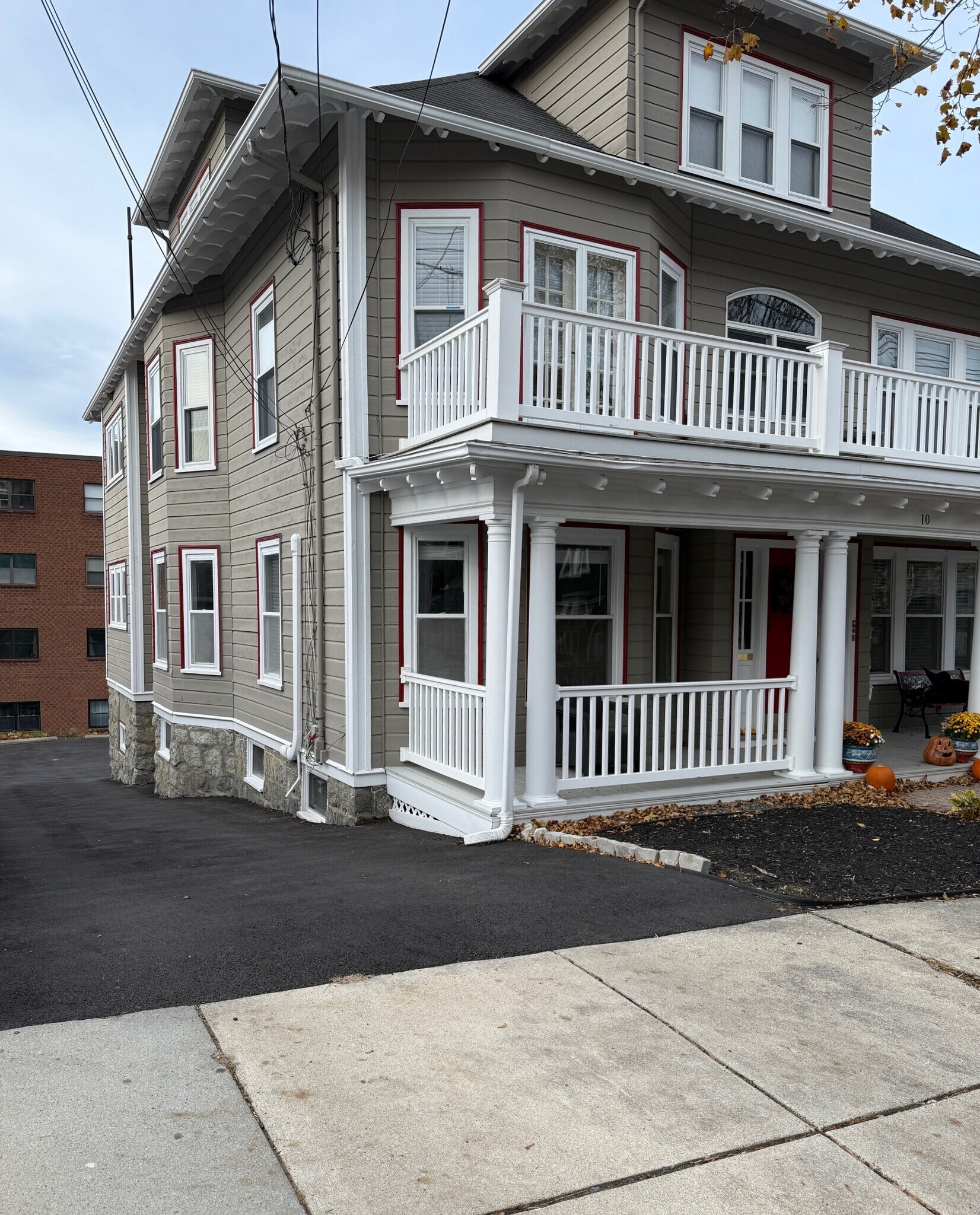 Driveway to parking - 10 Chestnut St