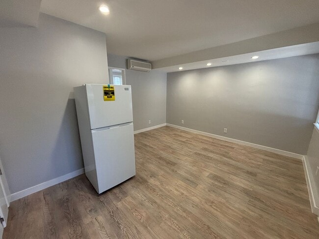 Building Photo - Studio Apartment -Open House  Tuesday at 5pm