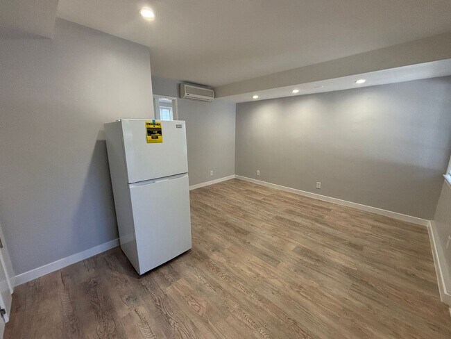 Building Photo - Studio Apartment -Open House  Tuesday the 17th at 5pm