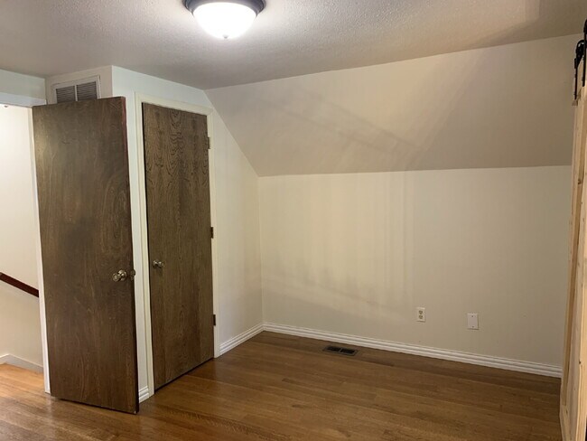 Building Photo - 406 S 37th St