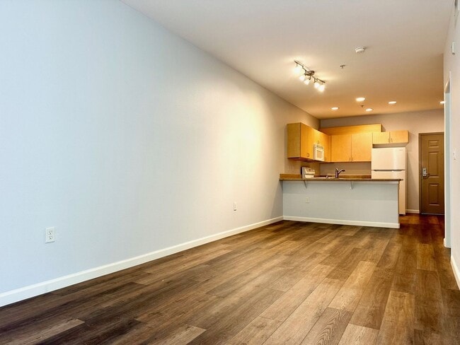 Building Photo - Beautiful One Bedroom Condo in the " Piazza Palermo." building! Pet considered!!