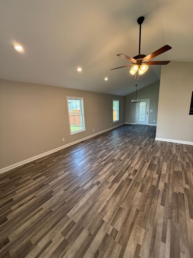 Building Photo - 3 Bed/2 Bath House with 2 Car Garage (NEW ...