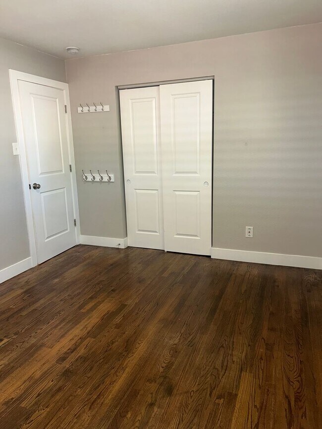 Building Photo - Updated 4 Bed Home with Finished Basement, Central A/C & Fenced Yard in Lakewood!
