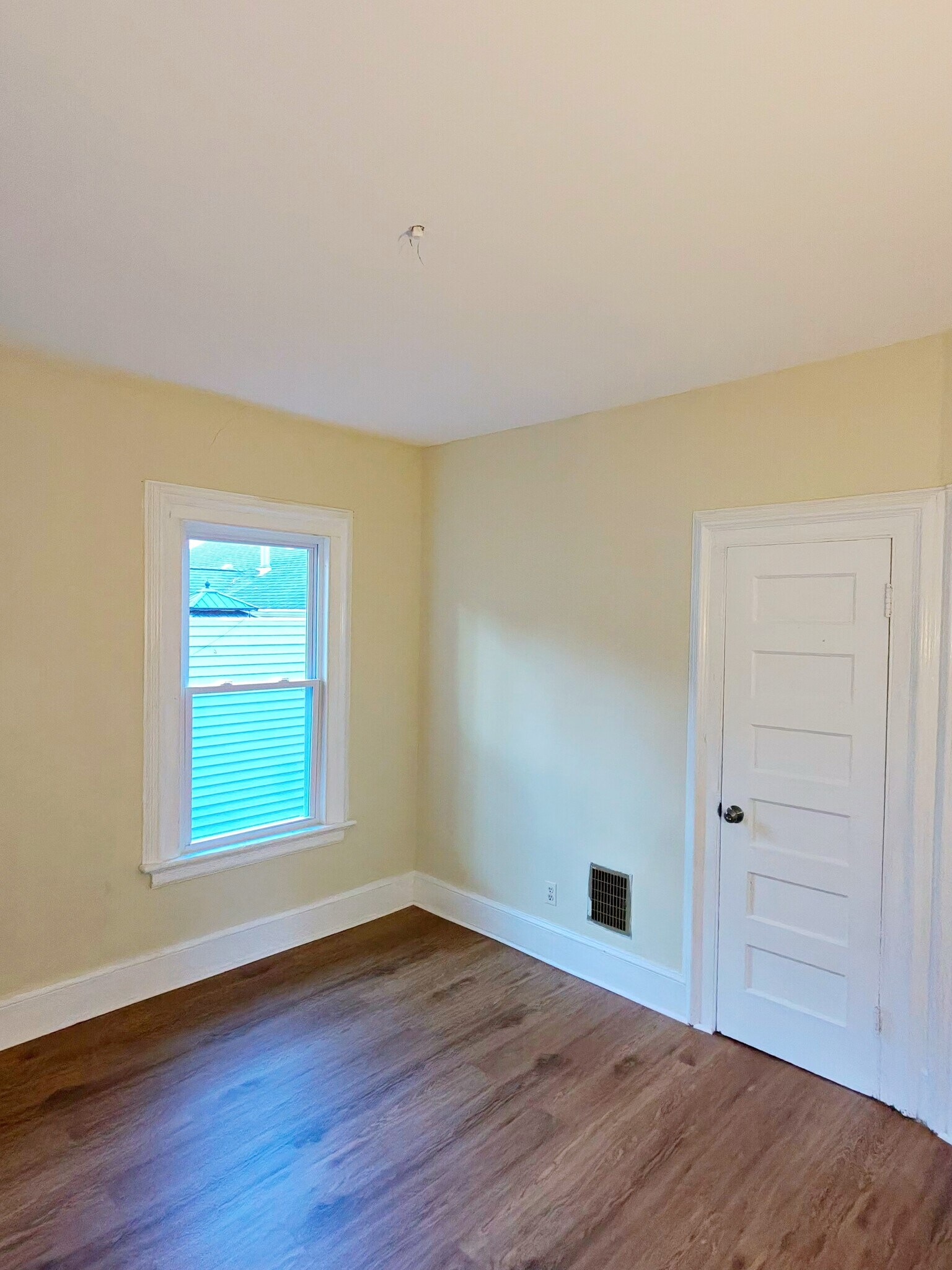 Building Photo - 142 Hillside Ave