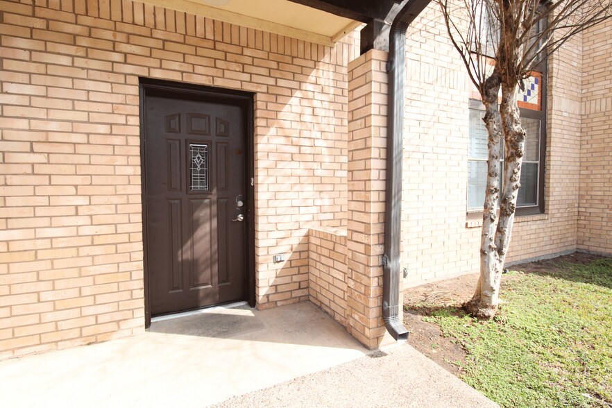 Building Photo - 2445 Monarch Dr