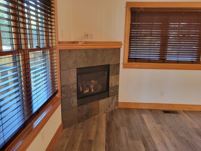 Building Photo - Large 4 bedroom westside home