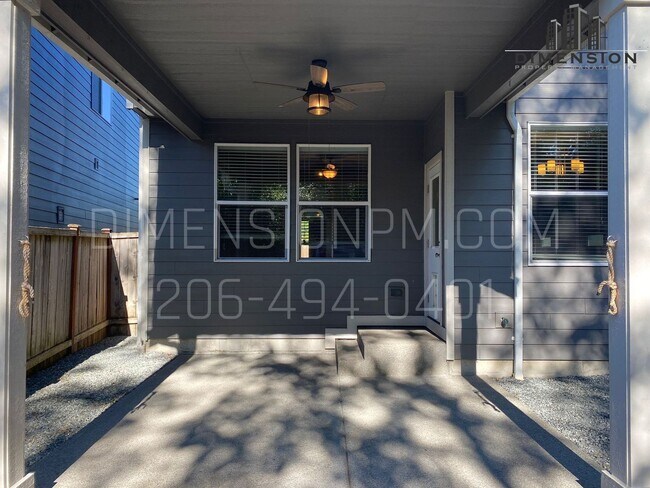 Building Photo - Spacious 4 Bed, 2.5 Bath Home with Garage ...