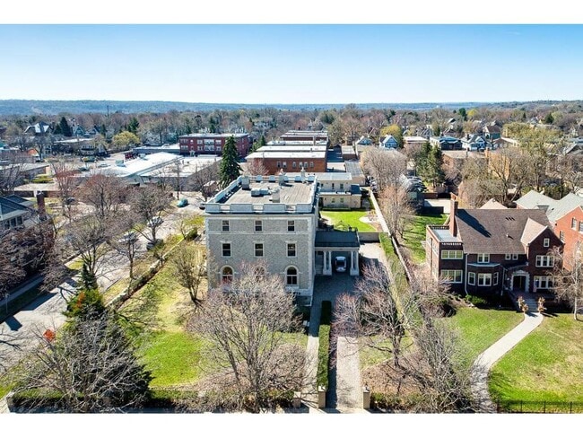 Building Photo - 808 Summit Ave