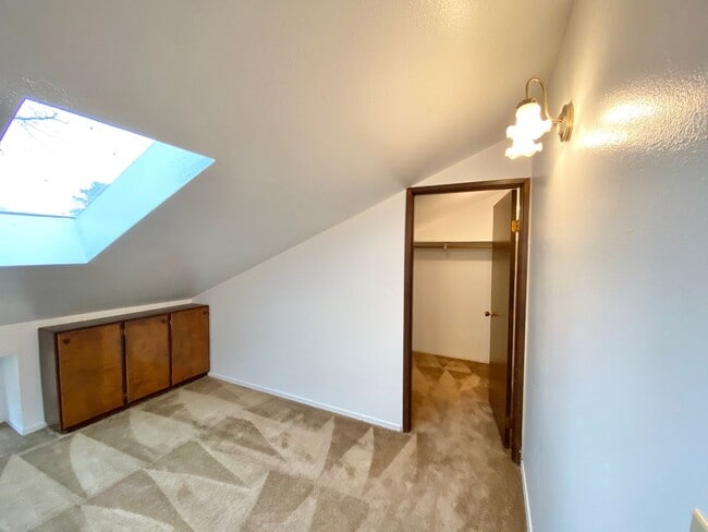 Building Photo - 34 foot boat slip included in rent!  Spacious 3 bedroom Jantzen Beach condo