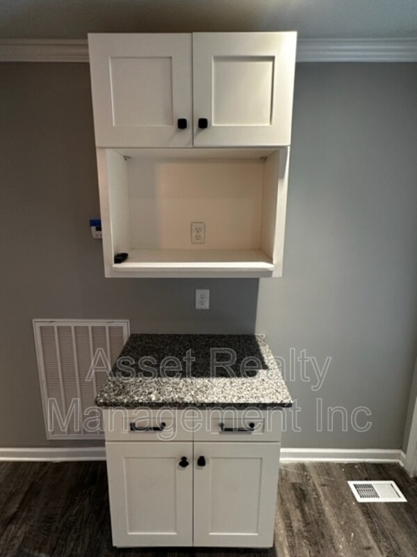 Building Photo - 2208 Sanderson Rd