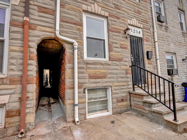 Building Photo - 1214 E Eager St