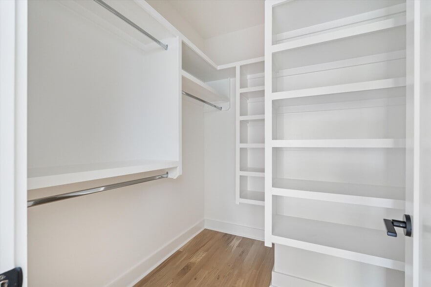 Building Photo - 2830 Clifton Ave