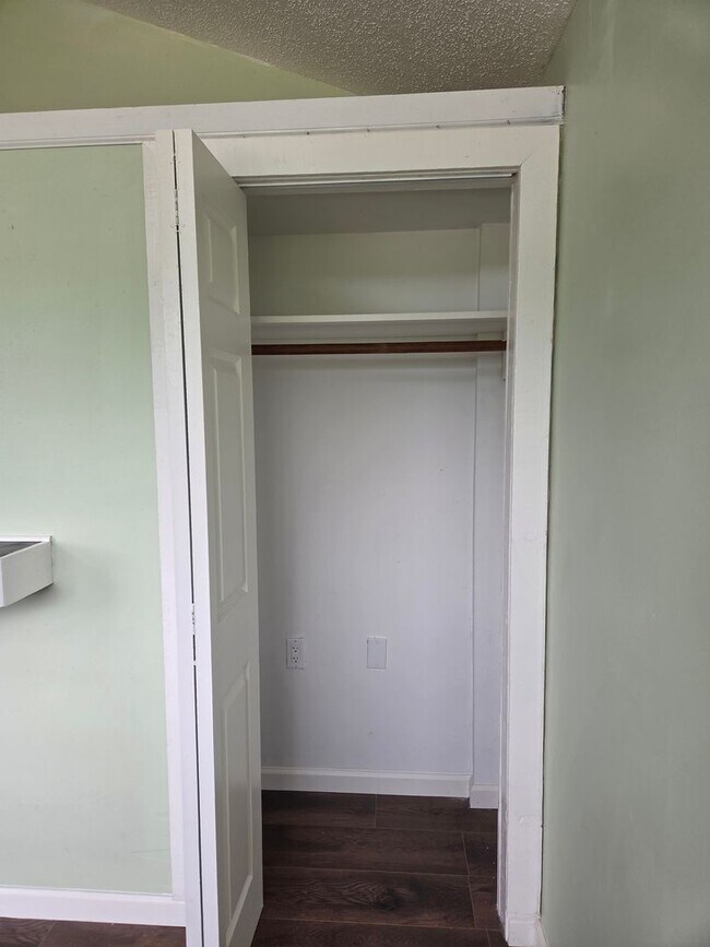 Building Photo - 2 Bedroom / 1 Bath bonus room, large living kitchen/dining room combo duplex