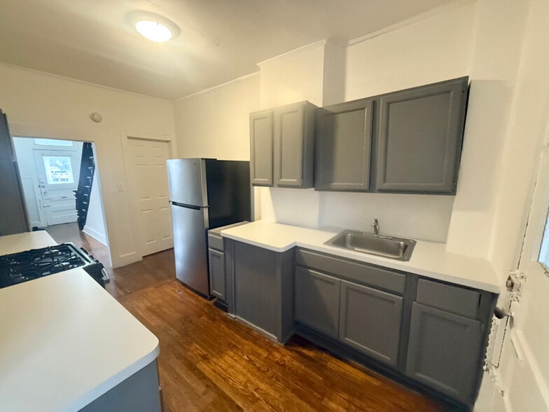 Building Photo - 194 Main St