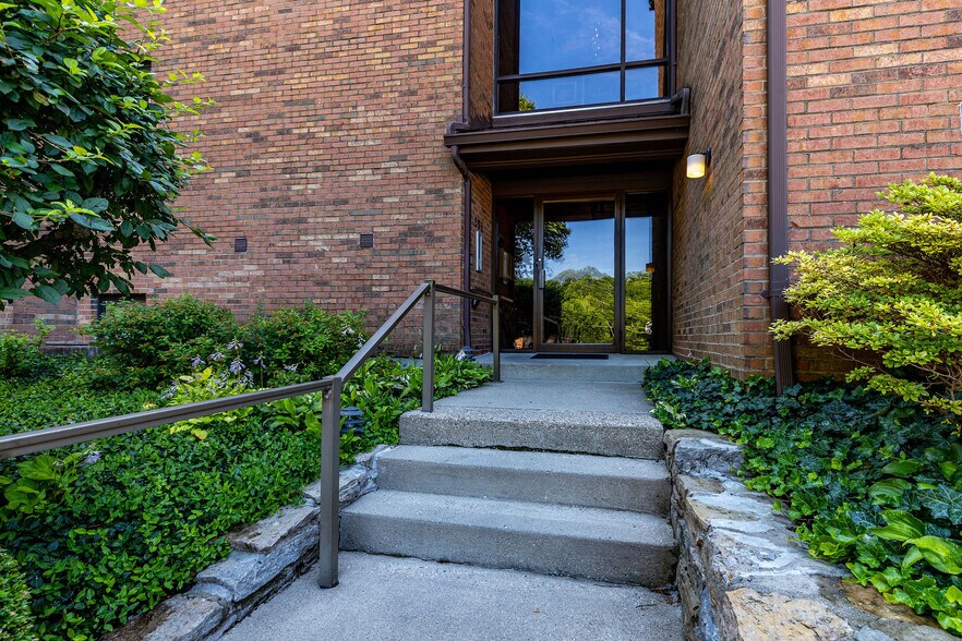 Building Photo - 558 Davenport Ave
