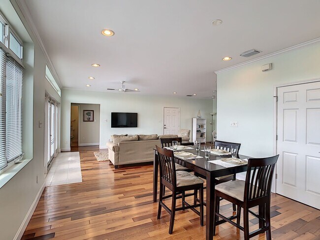 Building Photo - 631 Tahiti Ct
