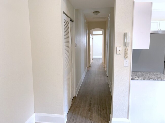 Building Photo - Charming 2-Bedroom Apartment in Prime SOHO...