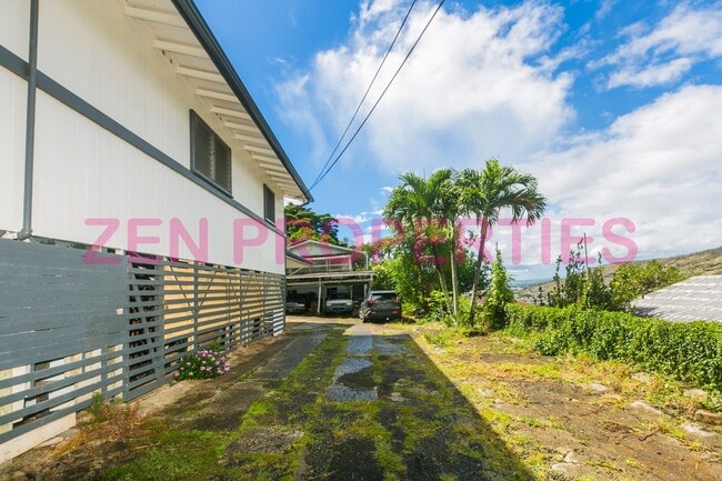 Building Photo - 1555 Moani St