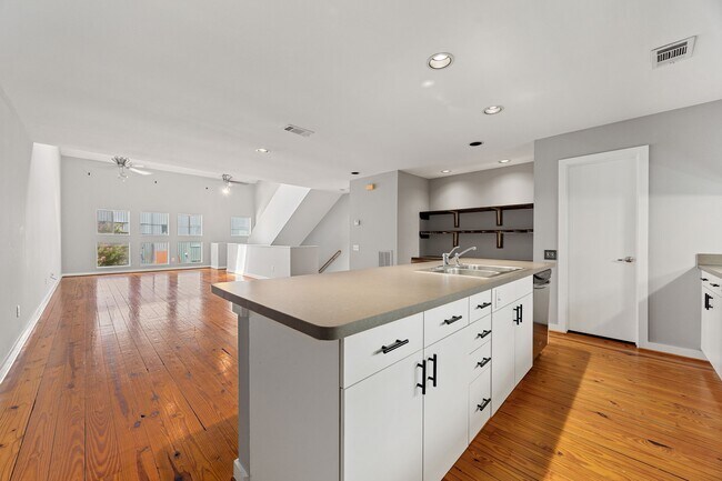 Building Photo - 913 Robin St