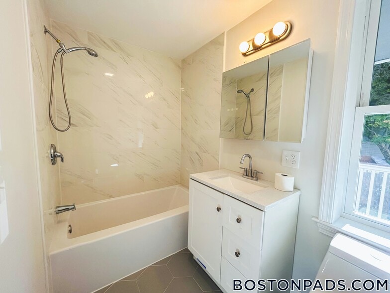 Building Photo - 27 Waverly St