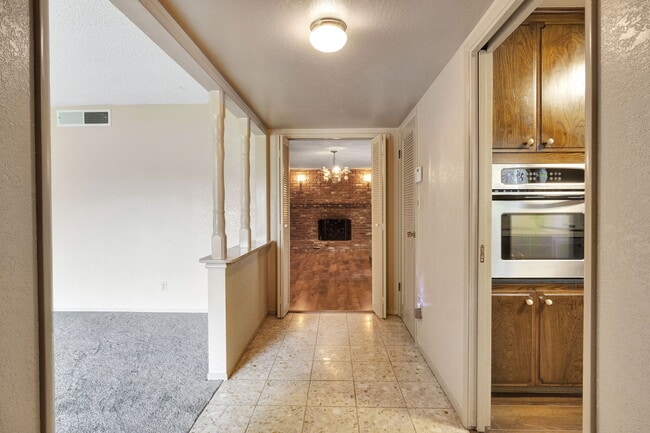 Building Photo - 1564 E Escalon Ave