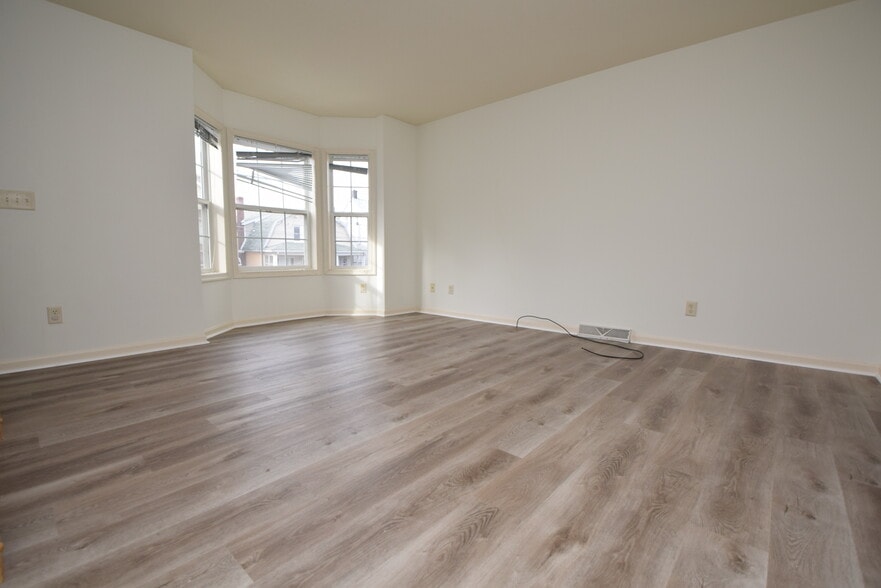 living room - 309 Putnam St