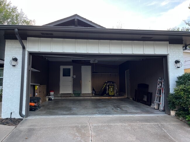 Building Photo - 5024 S 85th East Ave