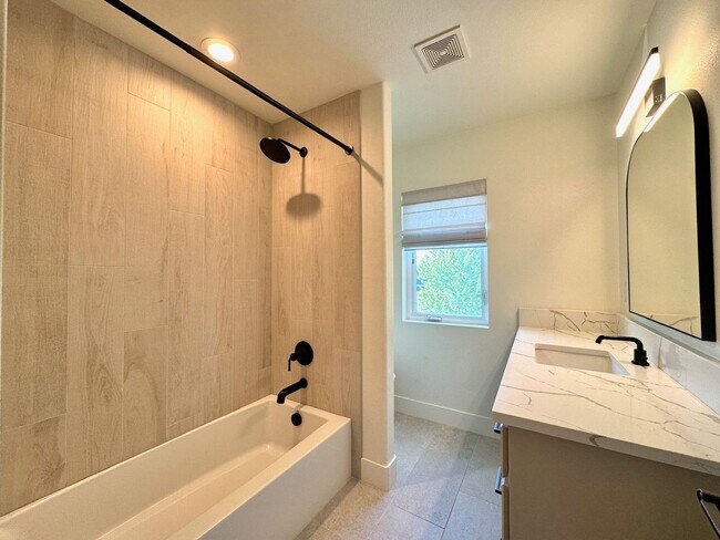 Building Photo - Newly Professionally Designed Home Westsid...