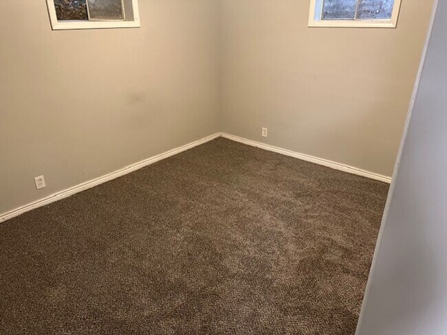 Building Photo - East Layton Home with Beautiful Landscapin...