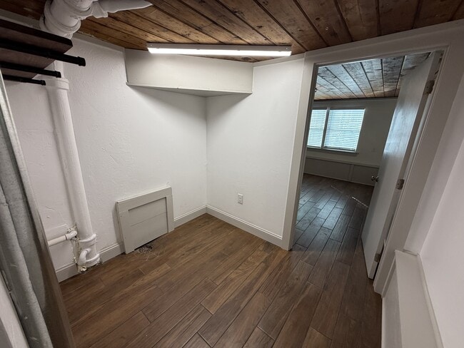 Building Photo - 1802 W 6th Ave