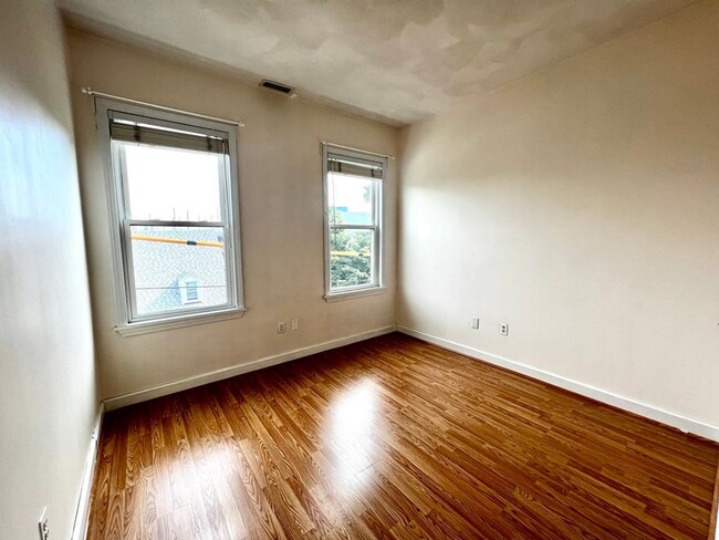 Building Photo - Great 2 bed, 2 bath near Lechmere