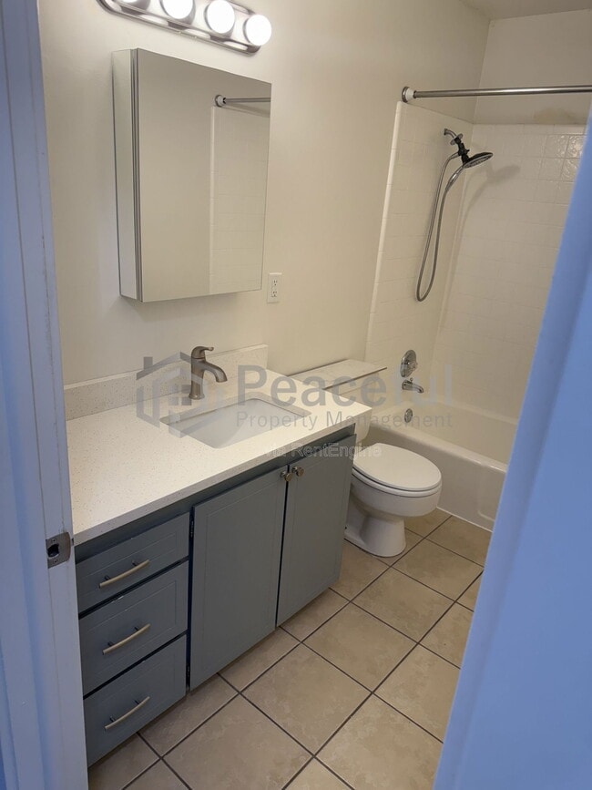 Building Photo - 2025 Broadmoor St S