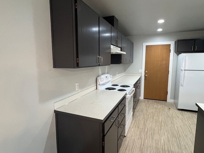 Building Photo - Spacious 4-Bedroom Townhome in Edmonds | Mukilteo School District | Available NOW