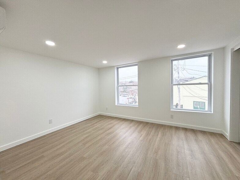 Building Photo - 165 W Main St