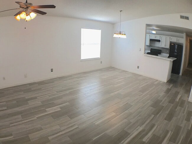 Building Photo - East El Paso 3 bed Refrig A/C