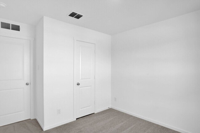 Building Photo - 1025 MacNab Dr